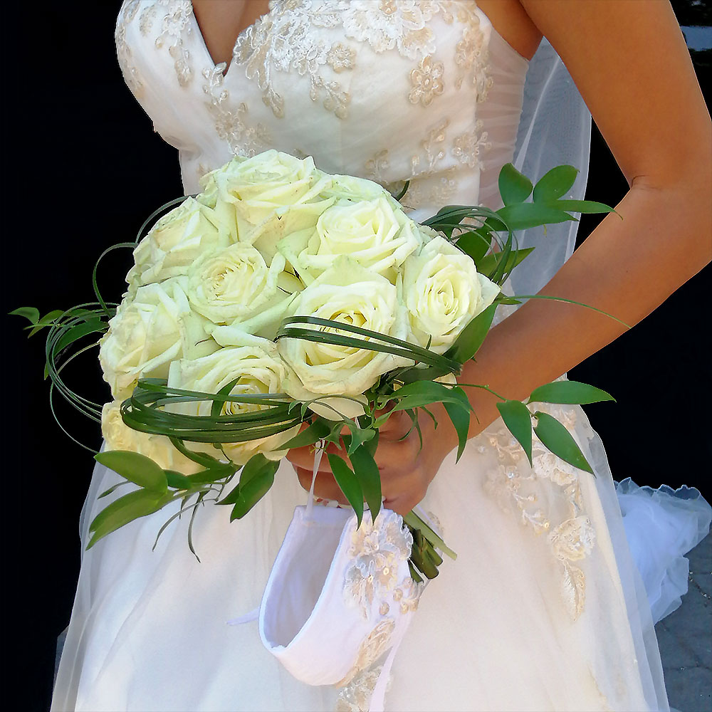 Elegant Bridal Bouquet for weddings in Rome with White Roses and green decorations